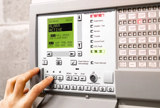 palec wciska przycisk