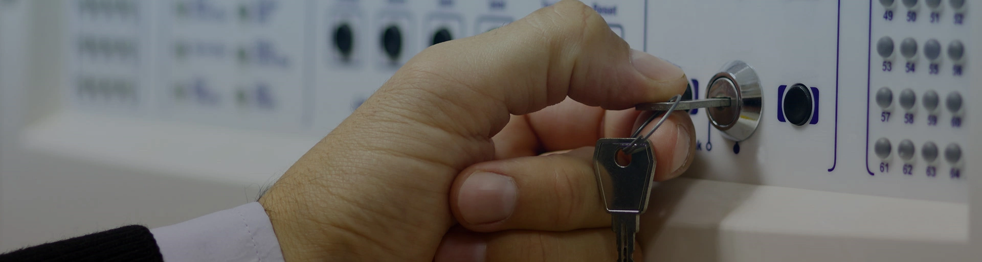 dłoń trzyma klucz
